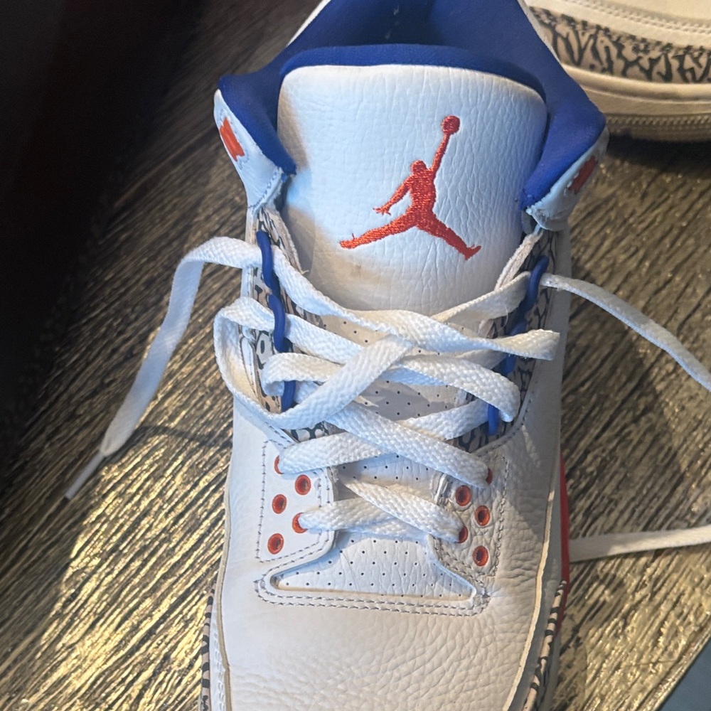 Air Jordan Retro 3 "Knicks" edition with orange and blue colorway - Picture 6 of 9